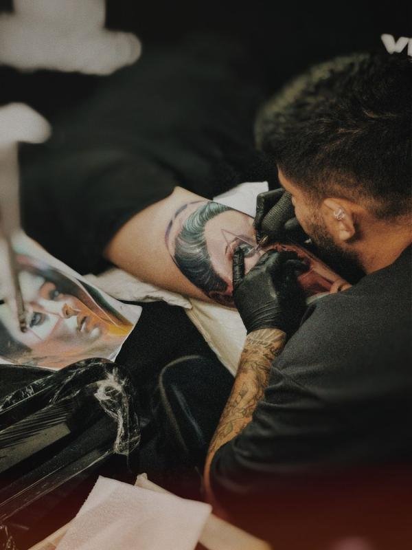 Realism piece, Hand