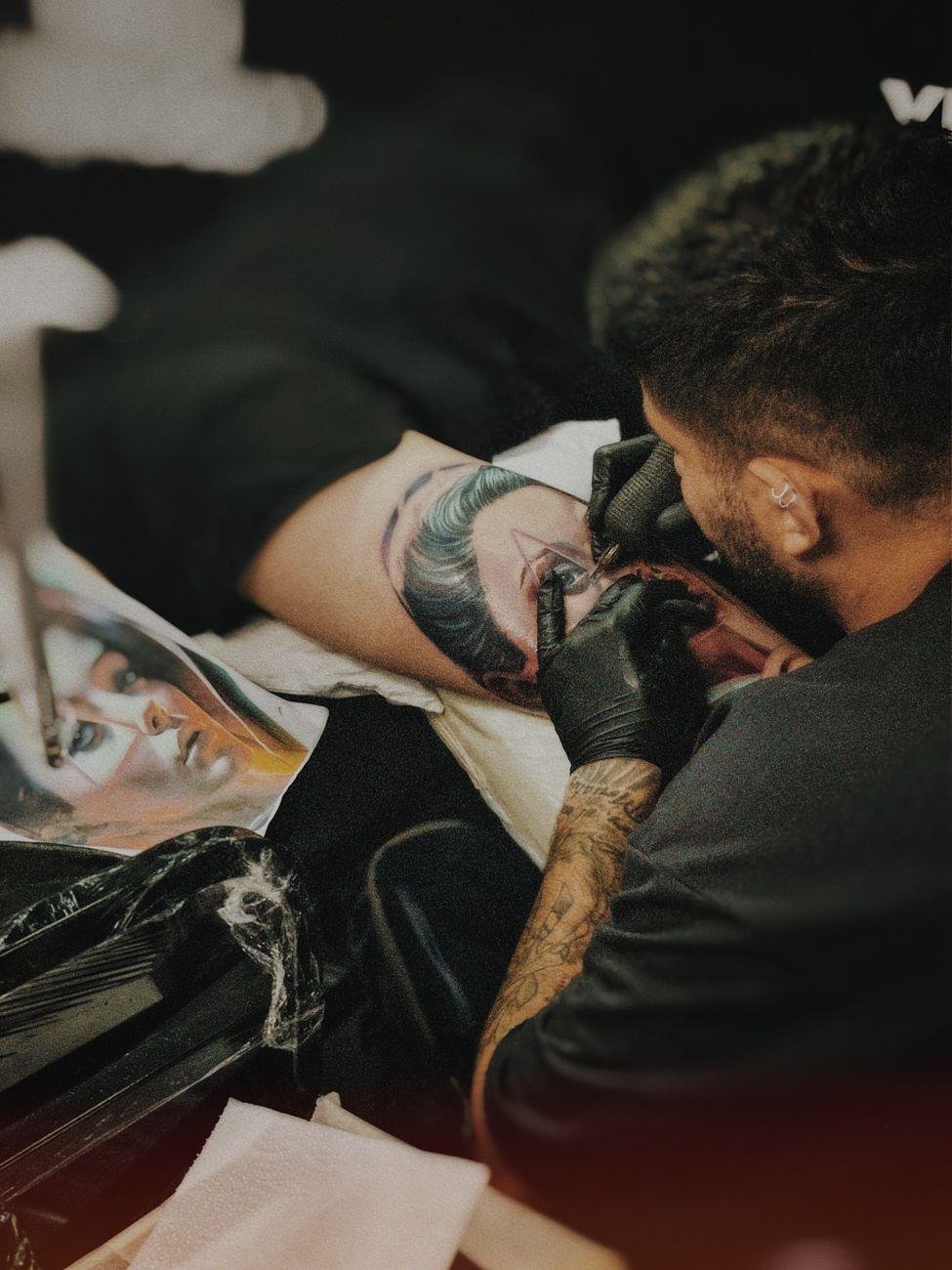 Realism piece, Hand